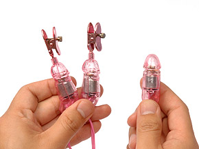 乳首用クリップ2つと、クリ責めが1つのアタッチメント。小型ながらモーターは結構強いです。