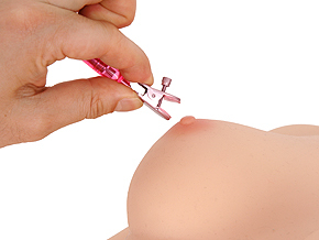 洗濯バサミを挟むようにクリップを開いてそのまま乳首を挟みます。 男女兼用。