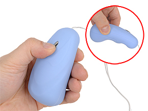 手指がフィットする下部ラインが特徴的で、小型マウスを握っているかのような滑らかな握り心地です。小さく押しやすいボタンを押せば、全部で5種類の振動パターンを楽しめます。