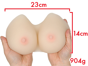 両手で持つとズッシリとした重量感。サンプル品を実測したところ、904gもありました。前作よりも３倍近い重さに幸福感すら感じます。