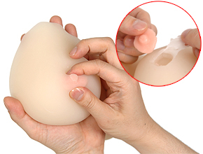 このシリーズは、乳首に固い素材を埋め込んで硬度を変えているのが特長。このコリコリ感はホントに素晴らしい！