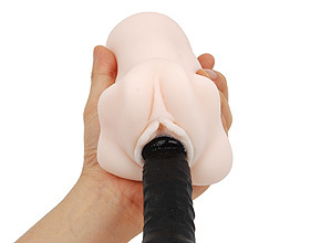 しっかり空気抜きをすればバキュームも発揮します。肉厚な包まれ感と適度な締め付けがハンパなく気持ちいい！