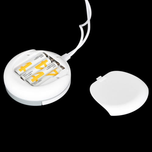 電源は単四電池×4本(別売)。コントローラー裏面の電池ボックスに、正しい向きで装填してください。